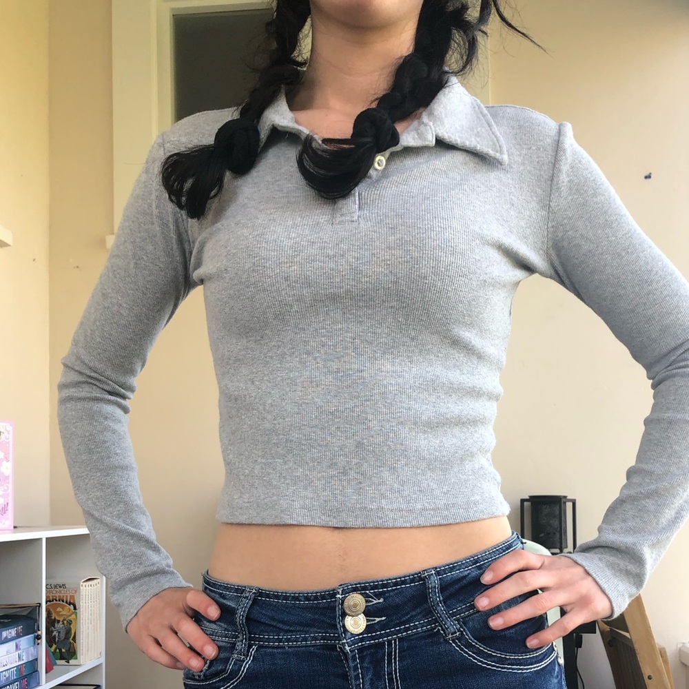 Cropped collared gray shirt